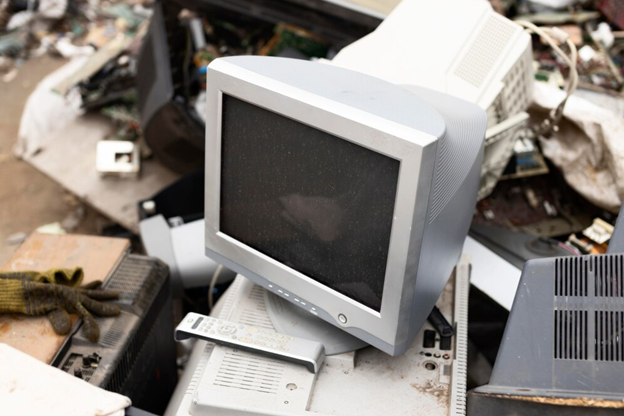 Стар компютър изхвърлен на сметището