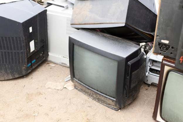 Стари телевизори изхвърлени неправилно